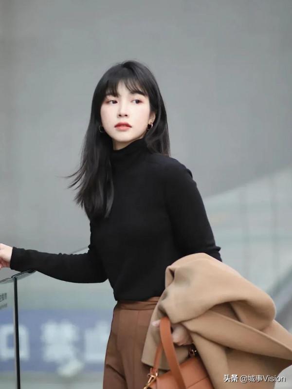 秋冬標配丨與自然融為一體的針織衫定格輕熟魅力