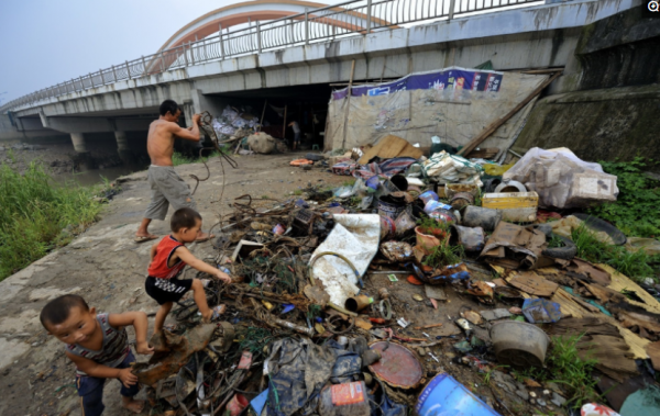 安徽農民浙江打拼拾荒,一家5口蝸居無水無電橋洞,最窮時僅20元 安徽農民浙江打拼拾荒,一家5口蝸居無水無電橋洞,最窮時僅20元