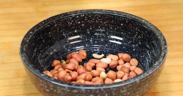 炸花生米，很多人第一步就錯了，大廚教你正確做法，酥脆可口