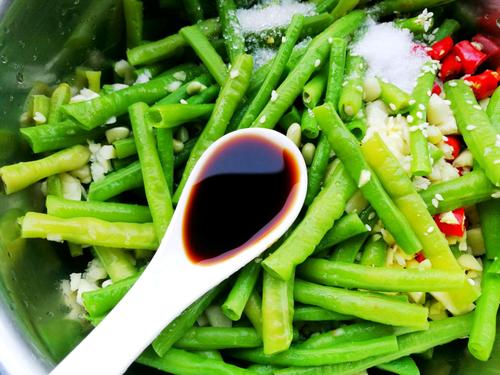 才知道，儲存豆角別放冰箱裡了，這樣做1年都不壞，存越久越好吃