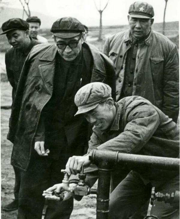 他畢業於清華，為我國石油行業貢獻一生，官至副總理，生活很低調