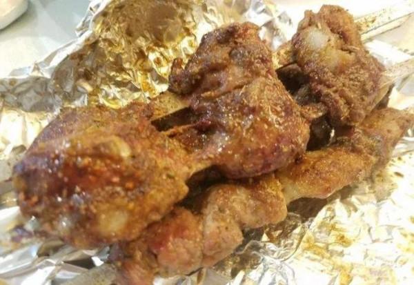 新疆大哥賣“假貨”，5元一份比真的還香，客人跑800裡專門來吃