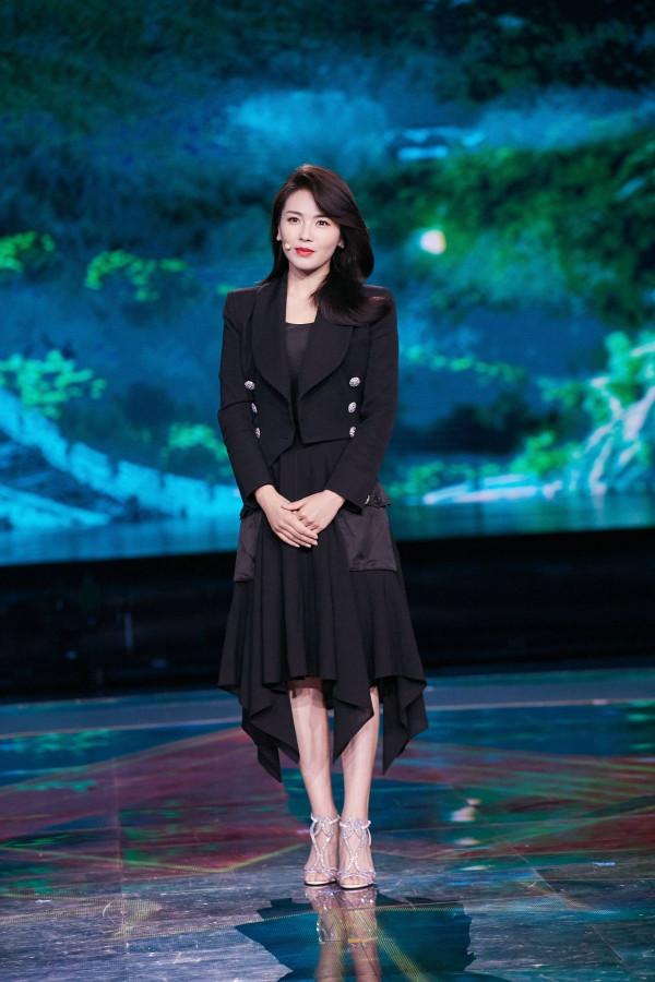 劉濤凹“女強人”人設上癮了，穿斑馬裙配大背頭氣場全開，真颯