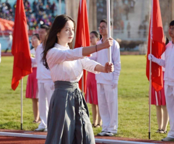 高中女生穿晚禮服舉班牌，男同學目不轉睛，運動會變選美比賽？