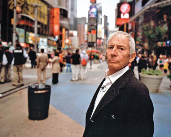 2001年，美國男子釣魚時發現屍體，兇手卻是男扮女裝的億萬富豪