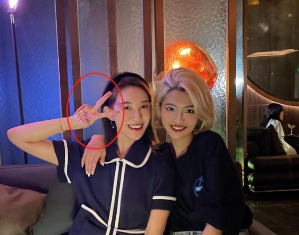 《心動4》羅悅嘉曬與麥姐合照，只顧臉好看手指P歪了，太敷衍了