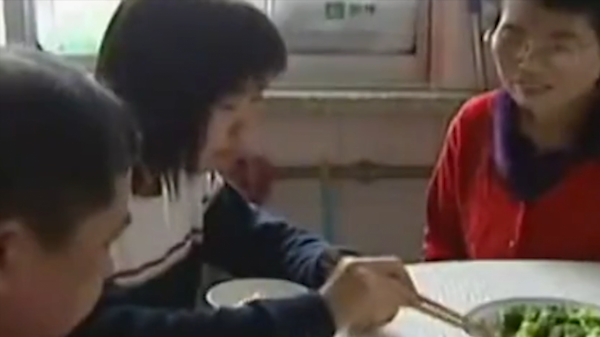 女子自稱五年沒吃一口飯，只喝自來水，一吃飯就渾身疼痛