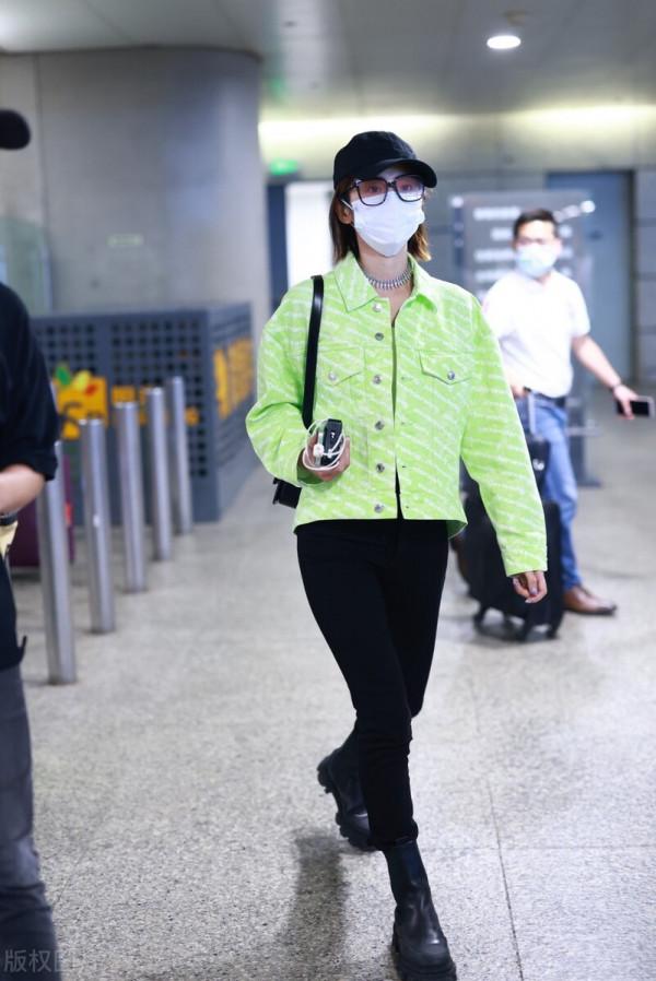 唐藝昕穿綠色牛仔衣搭配小黑褲,腳踩厚底靴很時髦 唐藝昕穿綠色牛仔衣搭配小黑褲,腳踩厚底靴很時髦