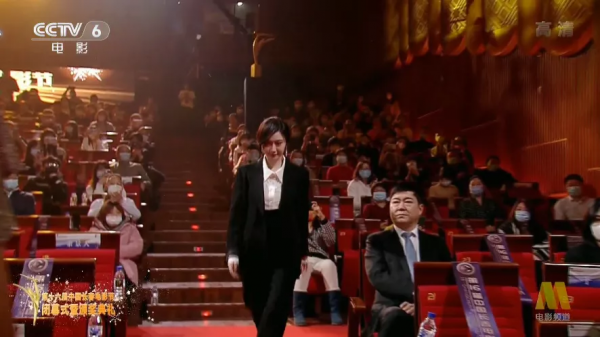 又來電影節紅毯，景甜黑白配帥瘋了，兩位娘娘差距大，劉燁好敢啊