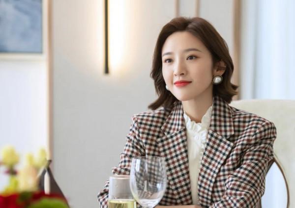 超全!我把周迅在《小敏家》裡的穿搭都扒出來了,還採訪了她的造型師 超全!我把周迅在《小敏家》裡的穿搭都扒出來了,還採訪了她的造型師