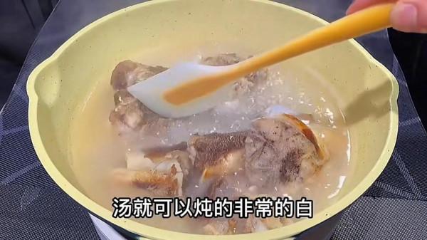 燉骨頭湯，牢記“兩不放”訣竅，湯白肉香不油膩，營養全保留