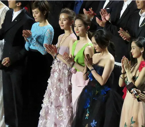 管你是真姐妹還是偽閨蜜,女明星同框即比美,誰醜誰尷尬 管你是真姐妹還是偽閨蜜,女明星同框即比美,誰醜誰尷尬