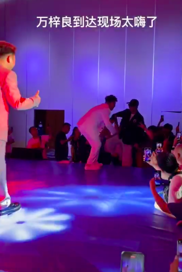 網曝萬梓良即將去世，本人反駁稱自己身體健康，曾眾人攙扶還摔跤