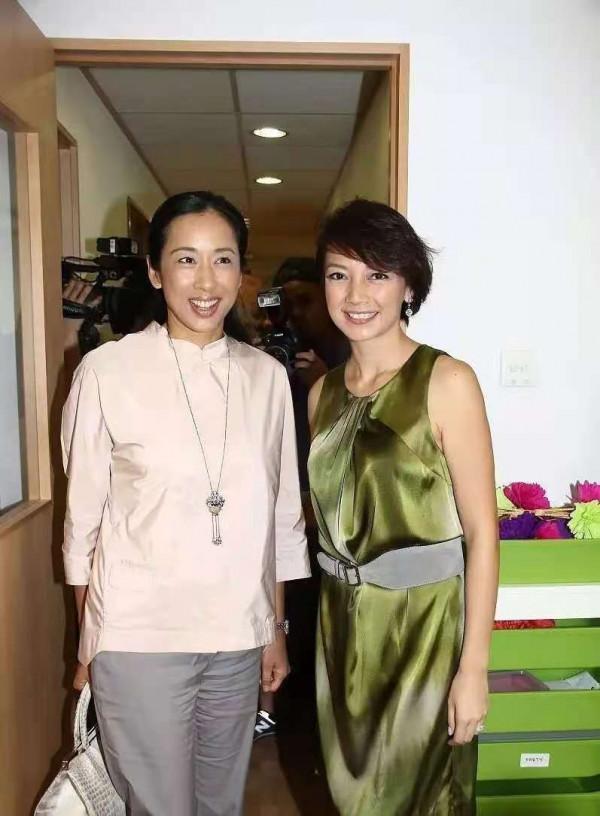 朱玲玲不愧是“貴婦”，穿裸粉襯衫配長褲，一點也不像奔六的人