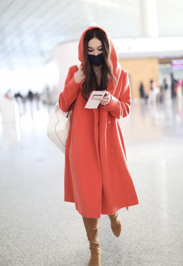 溫碧霞為了形象真夠拼,穿大衣“光腿”配連衣裙,冷但很有時尚感 溫碧霞為了形象真夠拼,穿大衣“光腿”配連衣裙,冷但很有時尚感