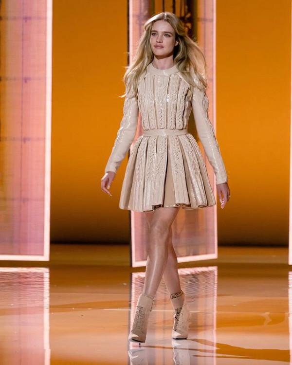 53歲法國前第一夫人重返T臺!穿水鑽裙同框LV太子妃,依然女神範 53歲法國前第一夫人重返T臺!穿水鑽裙同框LV太子妃,依然女神範