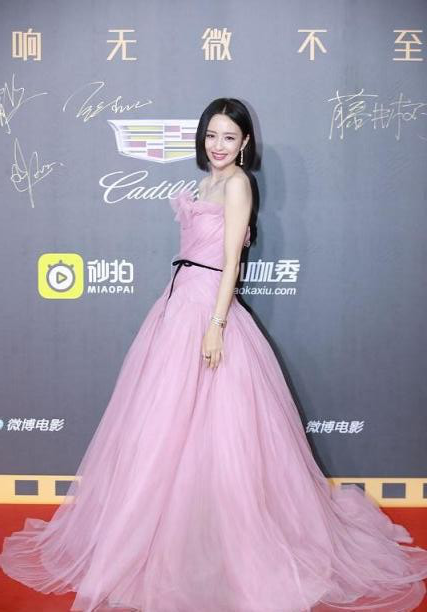 佟麗婭身上有了成熟美,抹胸開叉裙配牛角耳環,就是臉抹得有點白 佟麗婭身上有了成熟美,抹胸開叉裙配牛角耳環,就是臉抹得有點白