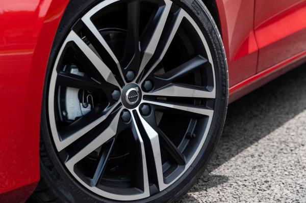 北歐豪華的效能一面,賽道試駕沃爾沃新款S60 北歐豪華的效能一面,賽道試駕沃爾沃新款S60