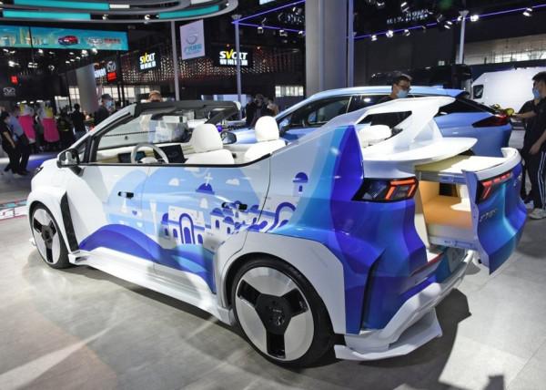 這臺AION Y一箭雙鵰：既能比比賽道，又能開敞篷拉風！