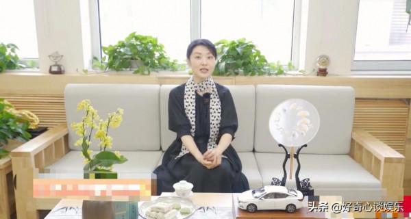 主持人周濤近況曝光,長裙搭配波點絲巾顯優雅,膚白似玉氣質如蘭 主持人周濤近況曝光,長裙搭配波點絲巾顯優雅,膚白似玉氣質如蘭