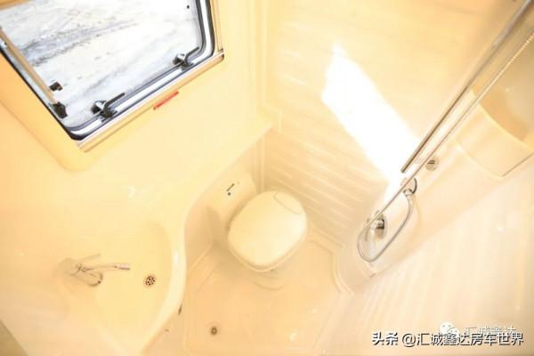 可愛又精巧的福特房車！倆大床睡4人，還有頂級水電！佈局有特色