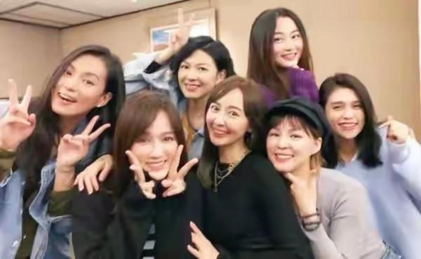 陳喬恩胖得讓人懷疑！攜男友聚會大象腿太搶鏡，全程拿包遮掩小腹