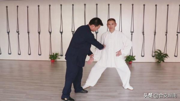 太極拳中的防守反攻——太極雲手，貼近實戰中是怎樣施展的？