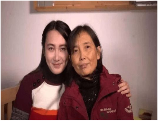 16年前背母上學的男孩，29歲時從男孩變成女孩，後來怎麼樣了