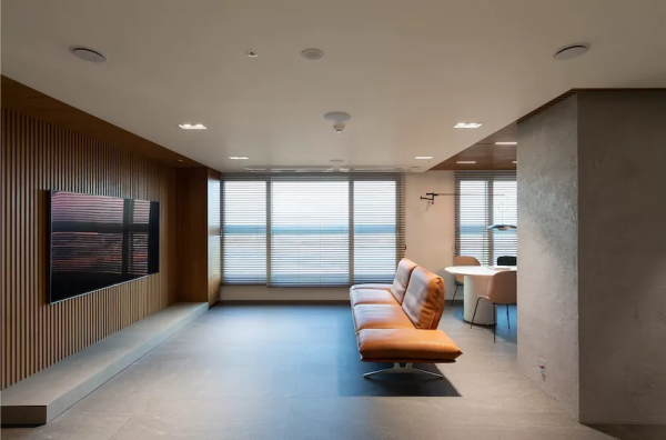 裝修不再“循規蹈矩”，減少傢俱數量，陽光房裡砌花壇過小資生活