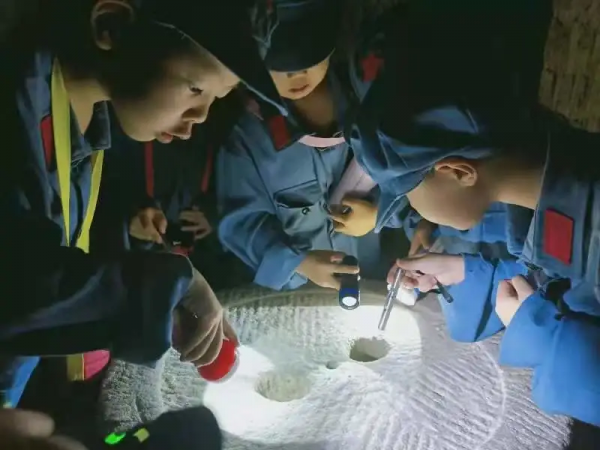 北京師範大學邯鄲附屬幼兒園走進地道戰遺址開展紅色研學 北京師範大學邯鄲附屬幼兒園走進地道戰遺址開展紅色研學