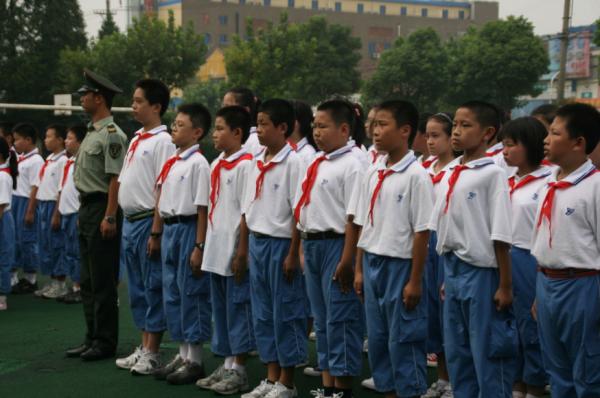 以為校服可以防止學生攀比，但還是防不勝防，“新戰場”一換再換