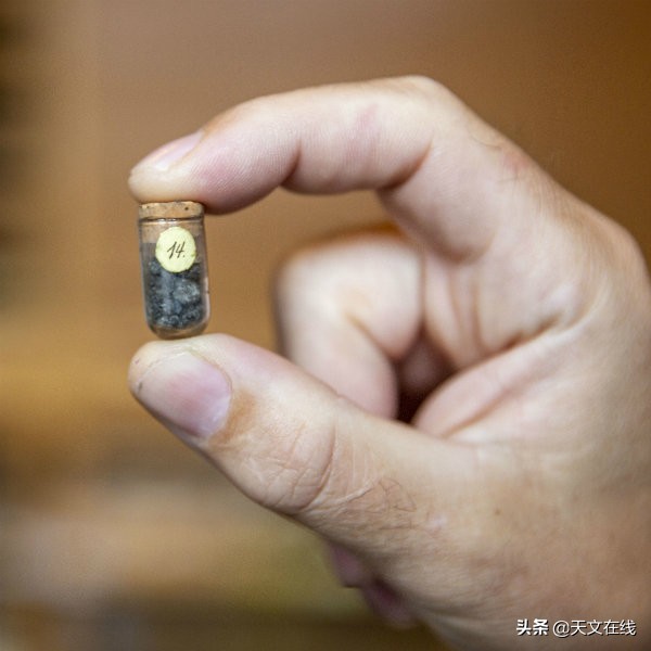 同屬太陽系，為何地球上的鐵丰度，與其他天體顯著不同？