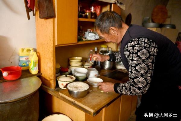 老伴患腦萎縮，農村8旬大爺怕她跑丟每天手牽手：有個願望未實現