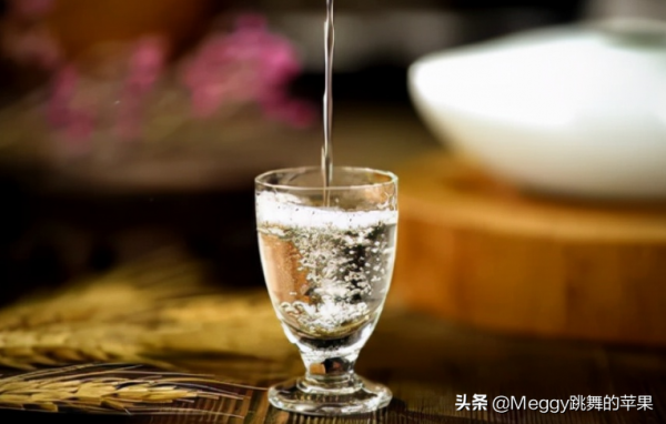 今天才明白,酒精酒“標誌”就在瓶身上,挑酒時看一眼就知道了 今天才明白,酒精酒“標誌”就在瓶身上,挑酒時看一眼就知道了