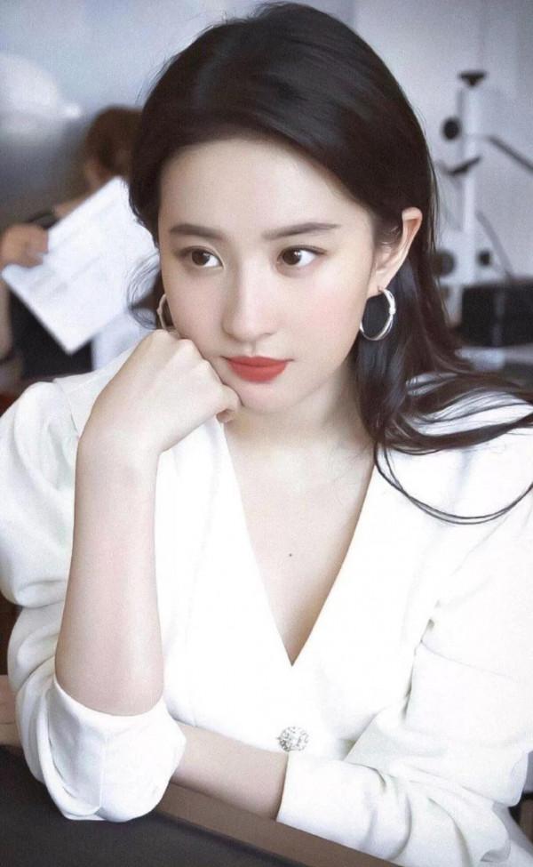 劉亦菲，優雅迷人，盡顯成熟御姐氣質