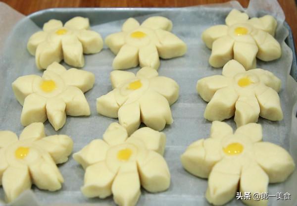 一碗麵粉，一捏一烤，廚師長教你做梅花酥，酥脆可口，甜而不膩