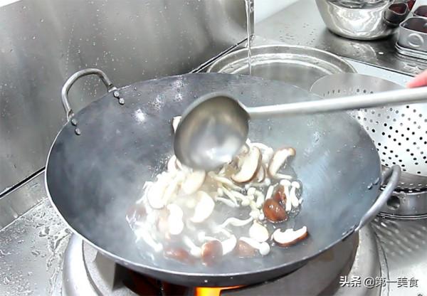 一塊豆腐,一把菌菇,簡單一燴,豆腐鮮嫩入味,菌菇清香脆嫩 一塊豆腐,一把菌菇,簡單一燴,豆腐鮮嫩入味,菌菇清香脆嫩