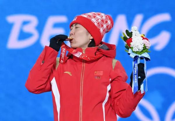 元宵圓月見證三面五星紅旗升起