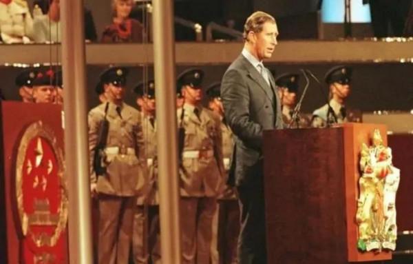 香港迴歸當夜，英國搞小動作，升旗手朱濤：鼻孔塞棉花，滿嘴是血