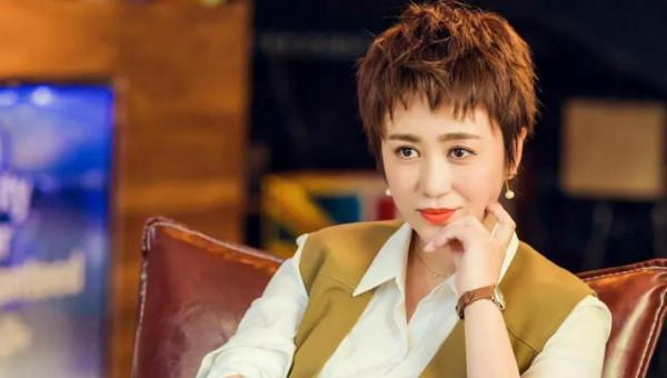 馬麗大變風格，穿開叉裙大膽露肩，一改往日&OpenCurlyDoubleQuote;爺們&rdquo;風格