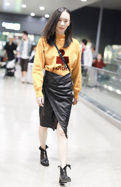 36歲的童瑤瘦過頭！衛衣掖在皮裙裡還有曲線感，頭髮稀疏老態初顯