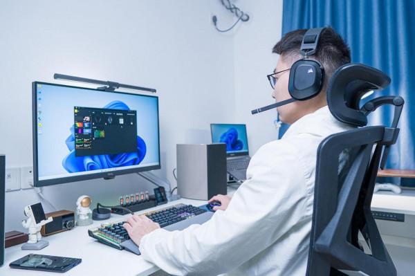 辦公娛樂全都要,我用兩臺升降桌搭了個桌面 辦公娛樂全都要,我用兩臺升降桌搭了個桌面