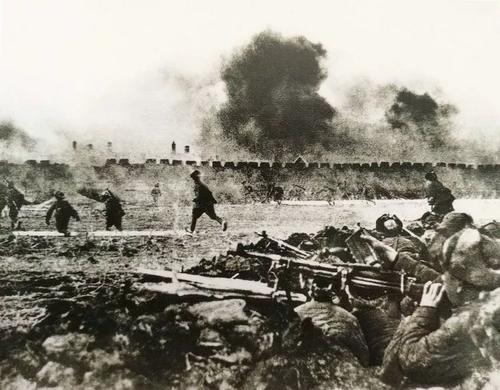 1958年，軍區首長去遼寧辦公，發現一糧庫警衛竟是犧牲5年的戰友