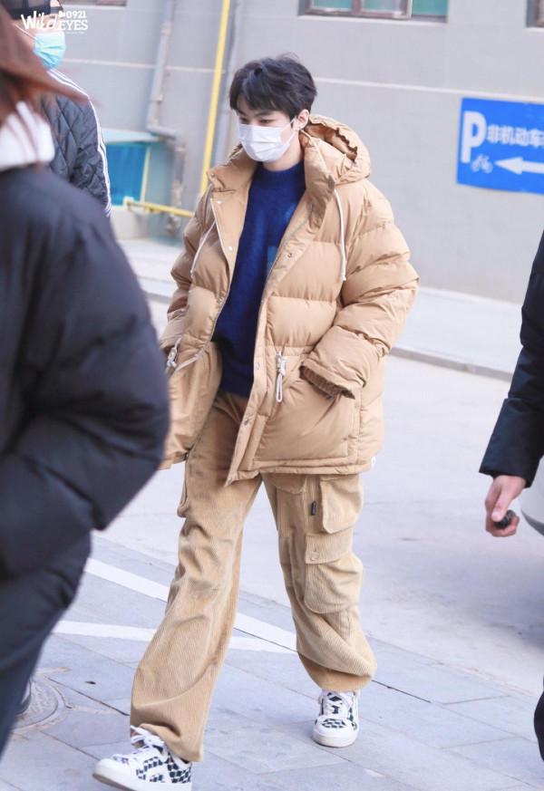 王俊凱參加文聯百花春晚的路透曝光，穿咖色羽絨服好暖和，真低調