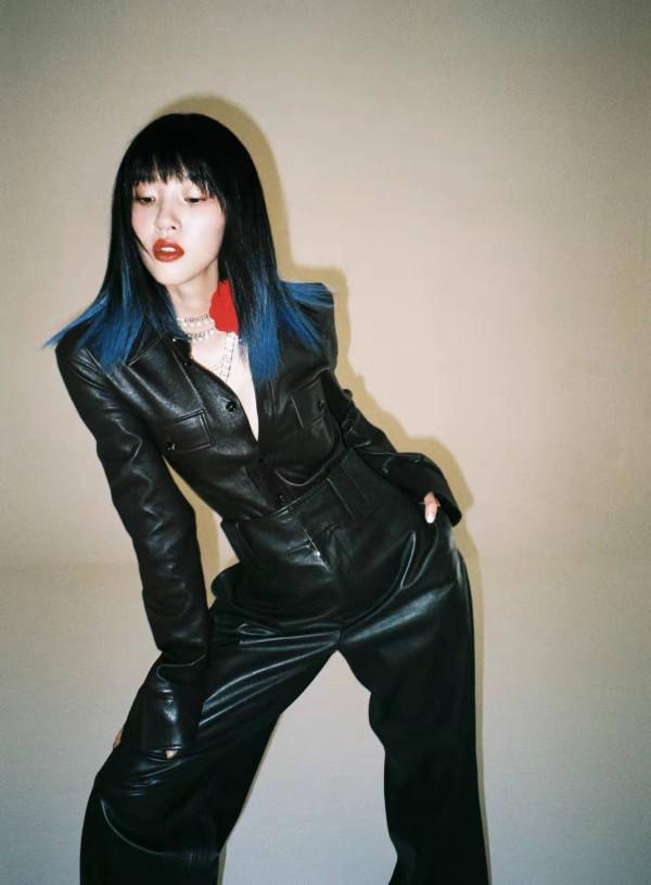 唐藝昕生孩子後好美，白色修身裙配蝴蝶結髮繩，女人味十足