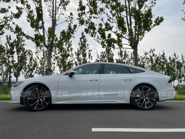 黑武士看膩了 這輛全白改裝的奧迪A7讓人眼前一亮 黑武士看膩了 這輛全白改裝的奧迪A7讓人眼前一亮