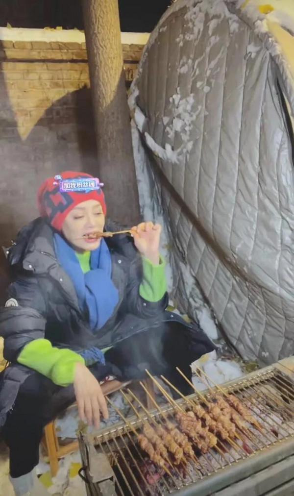 50歲的“大玉兒”寧靜冒雪直播，凍得鼻涕直流