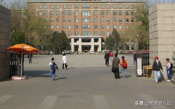 一張清華大學的偷拍照走紅，這才是真正的&OpenCurlyDoubleQuote;高貴&rdquo;，值得學生深思