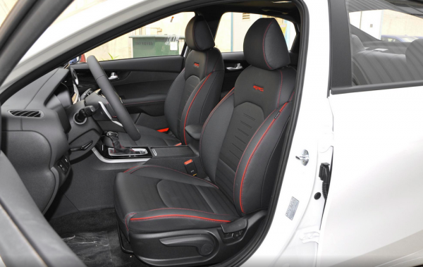 年輕人的第一臺車，合資品質&plus;運動造型，起亞K3買哪款合適