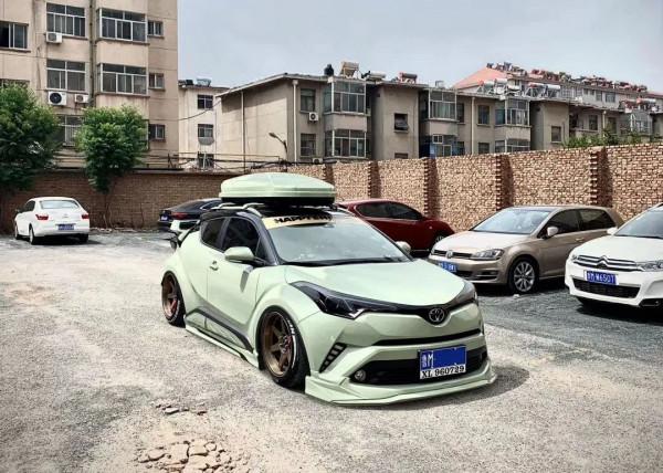 豐田奕澤趴低後化身陸地小坦克,車內竟然還開起了夜店? 豐田奕澤趴低後化身陸地小坦克,車內竟然還開起了夜店?